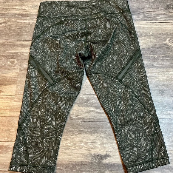 Women’s size 6. Lululemon athletic crops. Euc - Picture 2 of 5